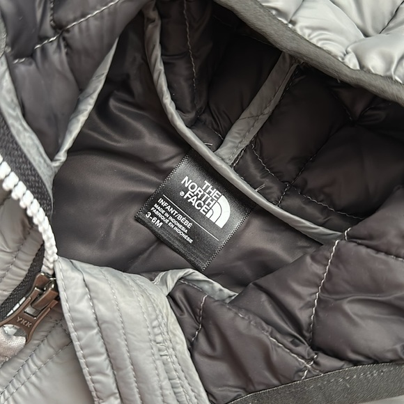Baby  The North Face Jacket size 3-6 MTHS - Picture 4 of 5